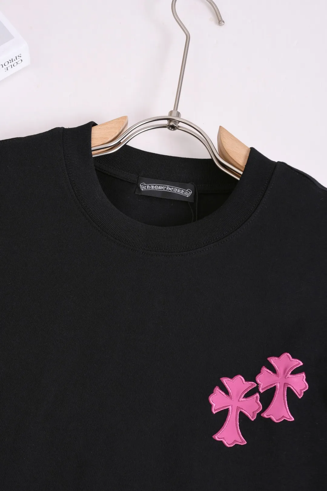 P170 Chrome Hearts CH Cross 26SS New product is hot at the same time💥 Early spring classic style Colorful double cross on the chest 🪡 Embroidery Large logo cross on the back Horseshoe and leather willow ding Sanskrit ✝️🪡 Embroidery Round neck short-sleeved T-shirt, a popular style, a style that both men and women like, the same style for men and women, 100% chance of turning heads when you wear it when you go out! It’s all about being handsome. The designer’s classic sense is precisely grasped. The whole piece of clothing is heavy. Industrial washing process. Ready-made garments are dyed + sprayed for a horse effect. The double-wash process is very recognizable. It uses heavy washing to make it distressed. The edges of the patch are slightly rolled and naturally distressed. It has a three-dimensional sense of layering and a little damage. It is very visually lethal. It adheres to Kroxin's consistent rough style. The chest and back are large, and the horseshoe flower printed patch pattern is embroidered and decorated. It is also decorated with silver metal engraved distressed buttons. The classic elements full of brand recognition instantly enhance the overall sense of grade and specification. Its texture is quite high-end! The overall feeling is high-end, simple and elegant, with silver hardware accessories, a full set of customized accessories, and the pattern of the entire dress is all decorated with patchwork three-dimensional embroidery technology, which is the finishing touch of the entire dress. The design on the back is even more eye-catching! ! This full back is so cool, it’s full of design, and the overall upper body style highlights fashion and individuality. Wearing it together as a couple is even more popular on the street. I recommend the early autumn sweatshirt! ! The fabric is a unique 320g 100% cotton, which is skin-friendly, breathable, warm to the touch, has a strong texture, and has smooth lines. It can be called a back killer, which has very strict requirements on craftsmanship and cost. The smooth neckline, flat cuffs and hems, the stitches are large and tight, tight and orderly, and the details are perfect. The consistent OS version can be worn alone or layered. It is very casual, but very iconic! It is simply the flagship of high-end trendy brands and must be included in your wardrobe. It has the American fashion spirit of freedom and individuality, and is highly recognizable and stylized! Color: Black White Size: S-XL Size chart: S: Shoulder width 50-Bust 56-Length 70 M: Shoulder width 52-Bust 57-Length 72 L: Shoulder width 54-Bust 59-Length 74 XL: Shoulder width 56-Bust 62-Length 76